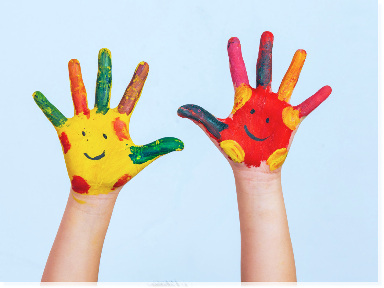 Manos pintadas con caritas felices