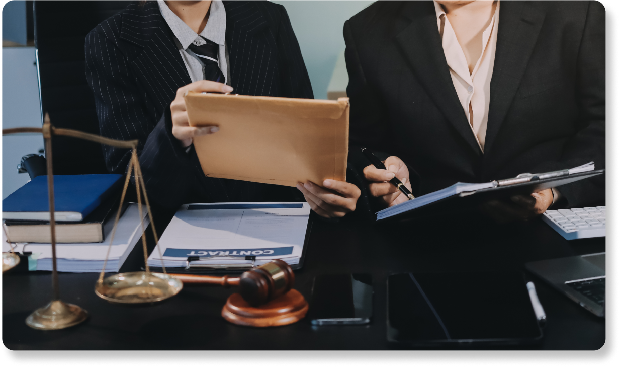 Profesionales trabajando con documentos legales